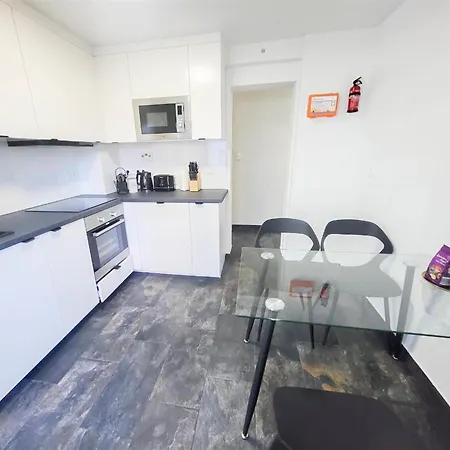 Alfa 4zw Lage Berliner Platz Max 8 Personen Netflix Kueche Wm L 4br 7 Beds 8 People L Fully Equipped Kitchen & Bathroom شقة شتوتغارت