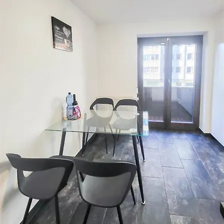 Alfa 4zw Lage Berliner Platz Max 8 Personen Netflix Kueche Wm L 4br 7 Beds 8 People L Fully Equipped Kitchen & Bathroom شتوتغارت