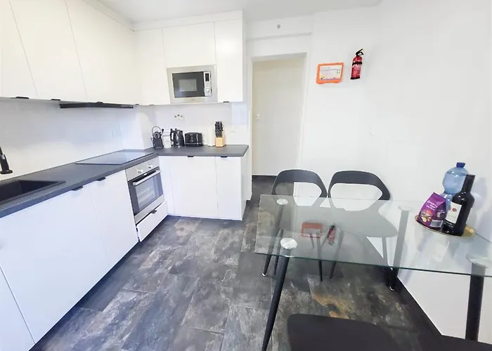 Alfa 4zw Lage Berliner Platz Max 8 Personen Netflix Kueche Wm L 4br 7 Beds 8 People L Fully Equipped Kitchen & Bathroom شقة شتوتغارت