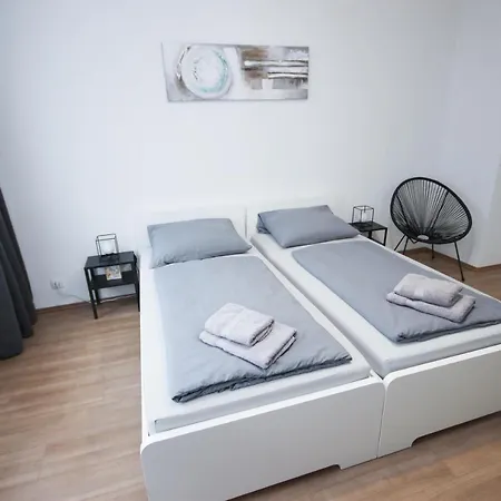 Alfa 4zw Lage Berliner Platz Max 8 Personen Netflix Kueche Wm L 4br 7 Beds 8 People L Fully Equipped Kitchen & Bathroom * Estugarda