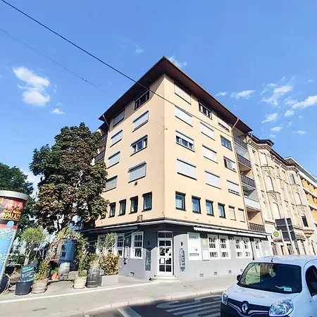 Alfa 4zw Lage Berliner Platz Max 8 Personen Netflix Kueche Wm L 4br 7 Beds 8 People L Fully Equipped Kitchen & Bathroom *