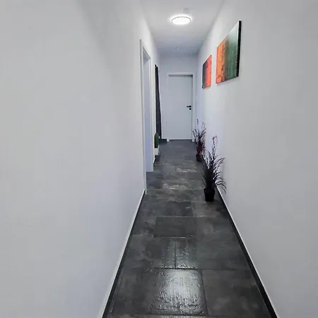 Alfa 4zw Lage Berliner Platz Max 8 Personen Netflix Kueche Wm L 4br 7 Beds 8 People L Fully Equipped Kitchen & Bathroom Штутгарт