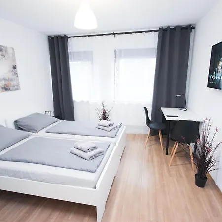 Alfa 4zw Lage Berliner Platz Max 8 Personen Netflix Kueche Wm L 4br 7 Beds 8 People L Fully Equipped Kitchen & Bathroom